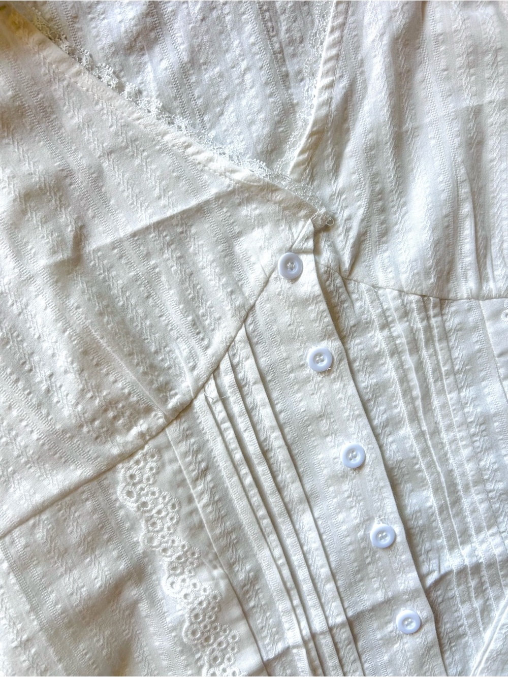 Women's White Lace Trim Button-Front Tank Top - Picture 2 of 5
